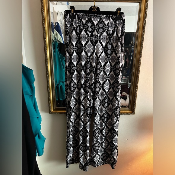 Classy Cache Pants - Picture 3 of 4